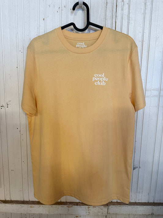 Unisex T-Shirt in Gelb mit Backprint „Life is better at the beach“