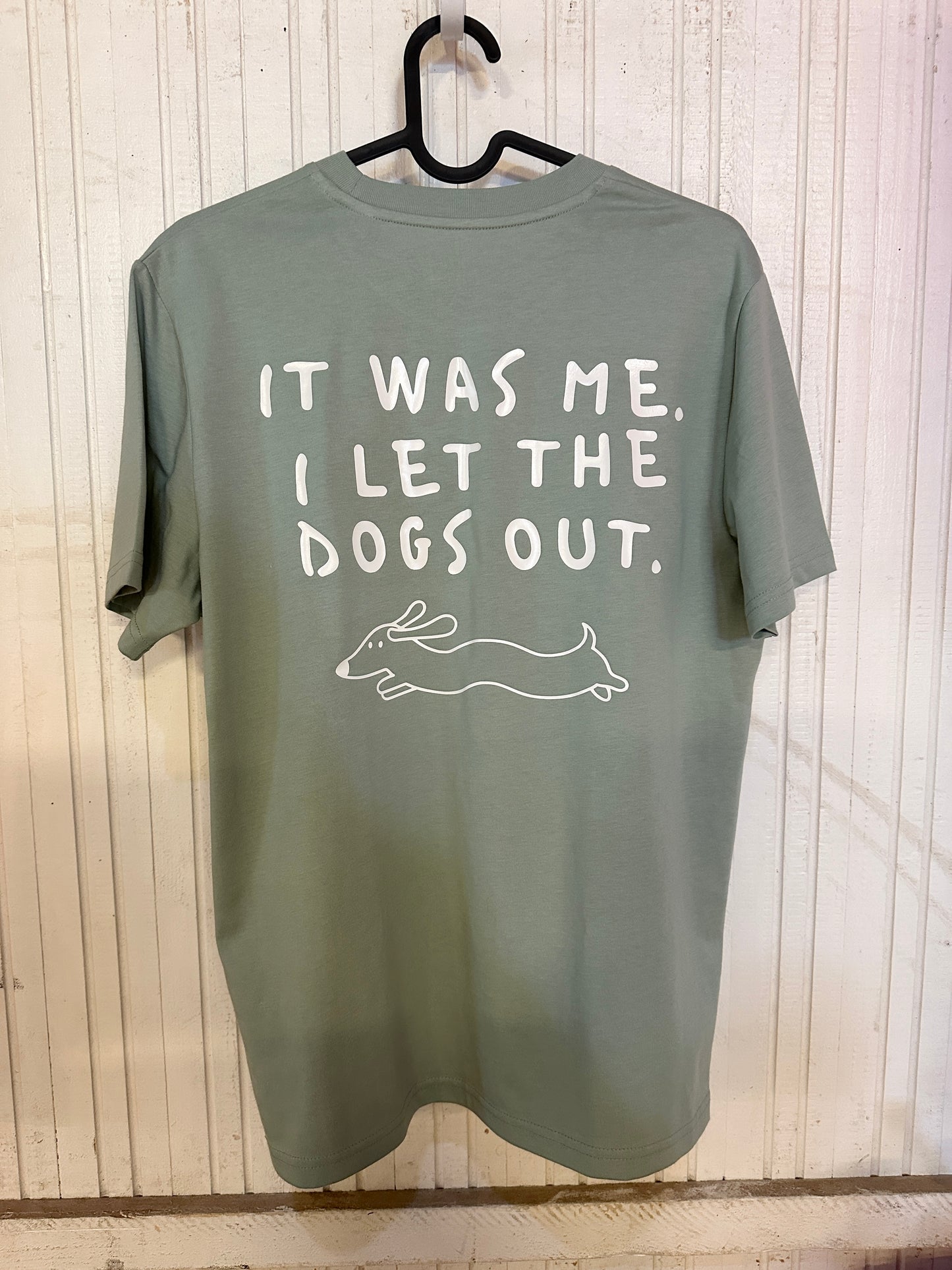 Unisex T-Shirt in Grün mit Backprint „I let the dogs out“
