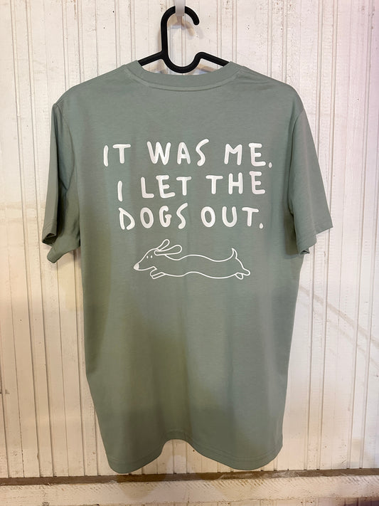 Unisex T-Shirt in Grün mit Backprint „I let the dogs out“