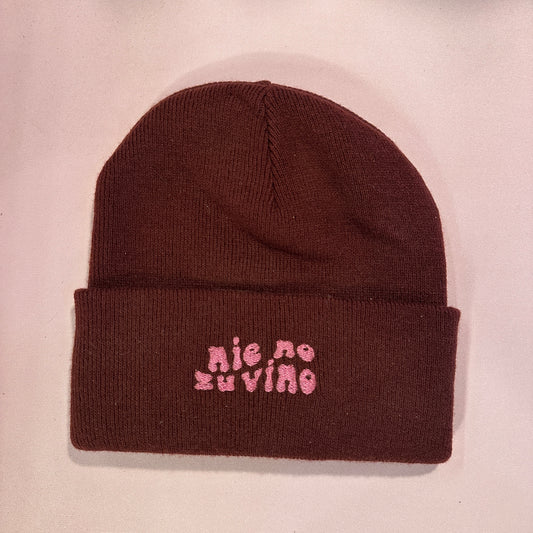 Beanie Mütze in Weinrot mit Stick „Nie no zu vino.“
