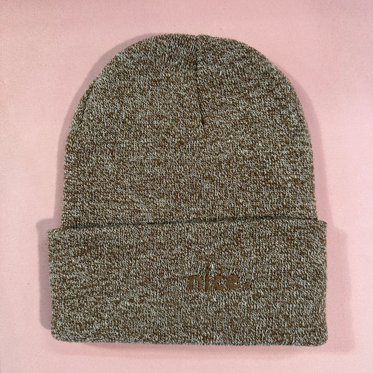 Beanie Mütze in Braun mit Stick „nice.“