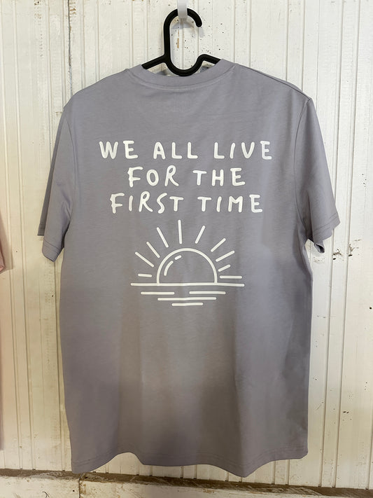 Unisex T-Shirt in Flieder mit Backprint „We all live for the first time“