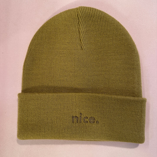 Beanie Mütze in Braun mit Stick „nice.“