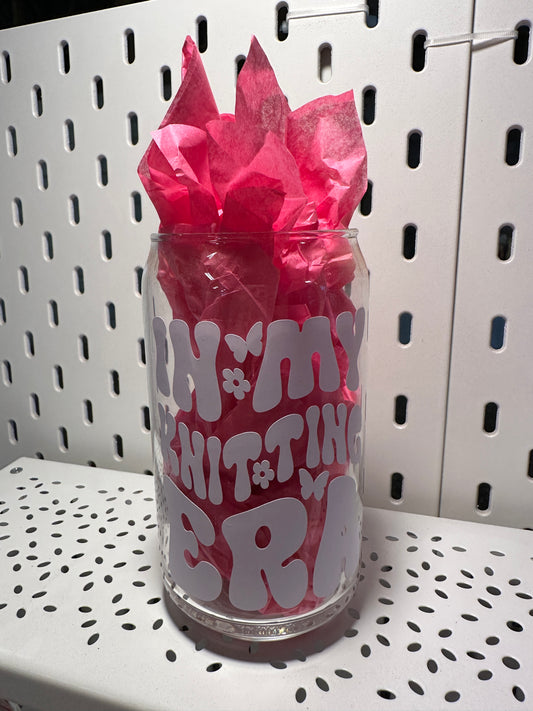 Can Glas mit Druck „In my knitting era“
