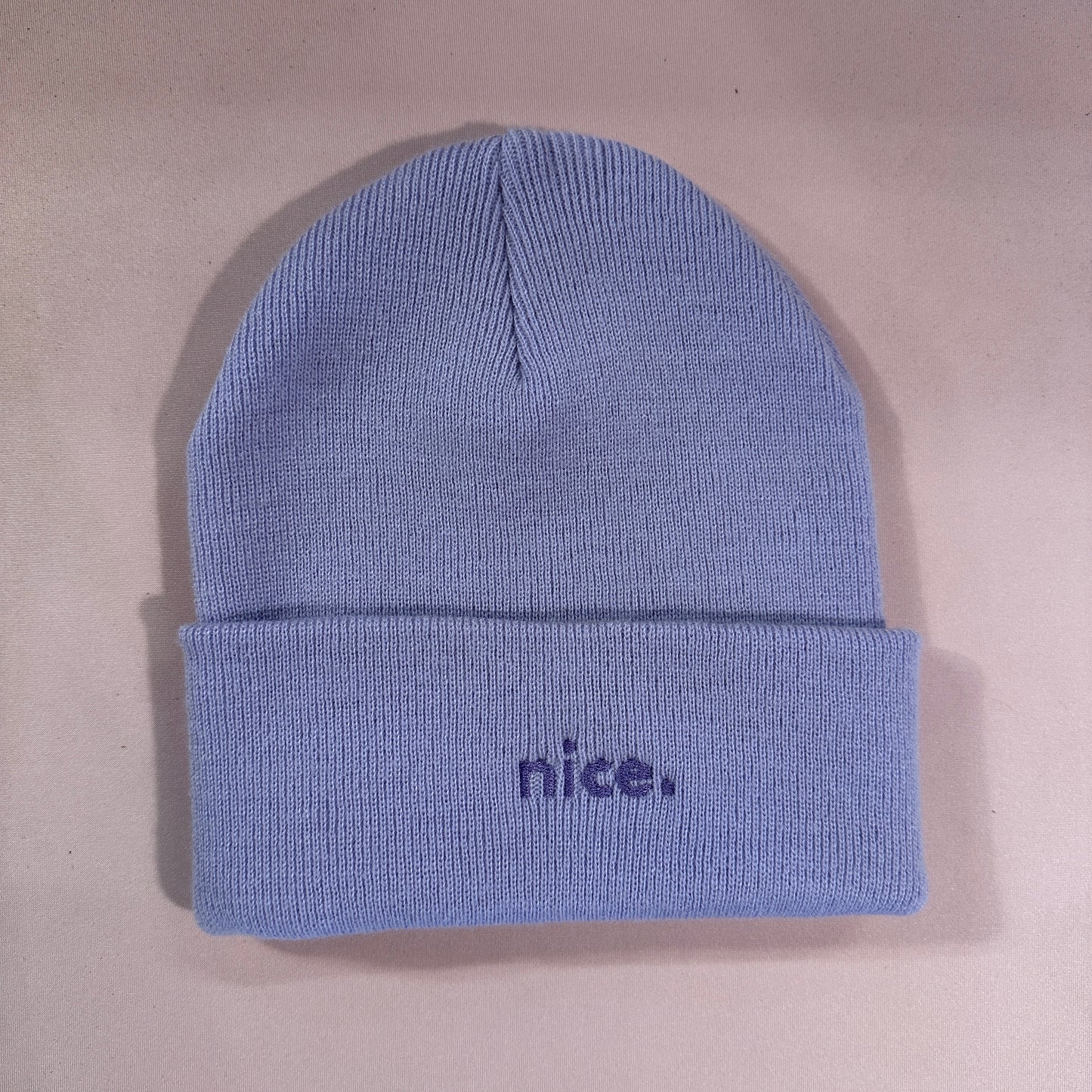 Beanie Mütze in Flieder mit Stick „nice.“