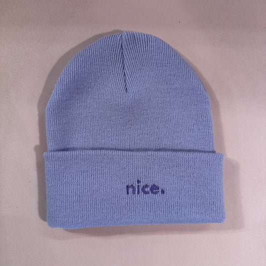 Beanie Mütze in Flieder mit Stick „nice.“