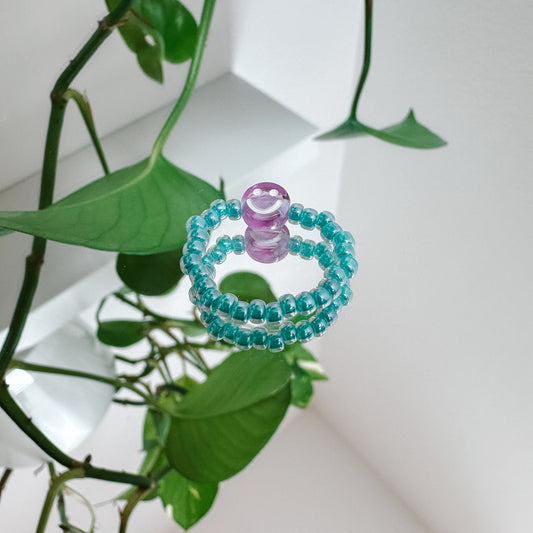 Perlenring aus Glasperlen in Aqua mit Smiley in Lila