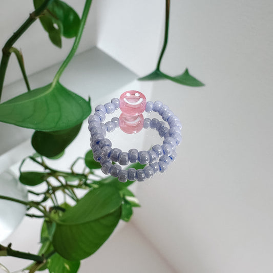 Perlenring aus Glasperlen in Flieder mit Smiley in Rosa