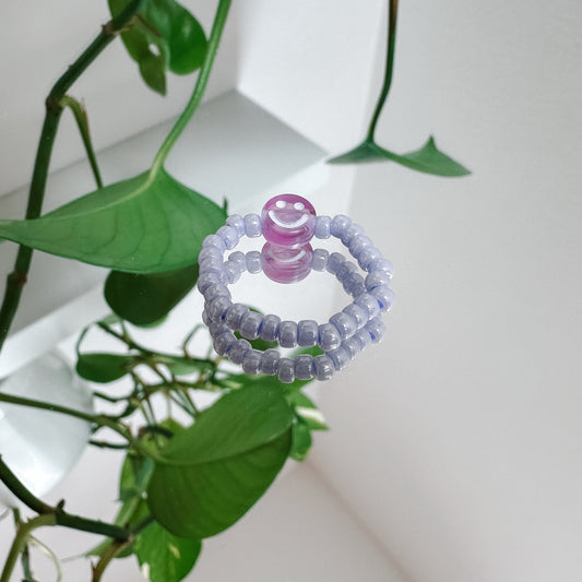 Perlenring aus Glasperlen in Flieder mit Smiley in Lila