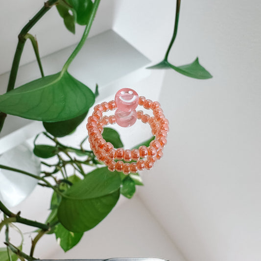 Perlenring aus Glasperlen in Apricot mit Smiley in Rosa