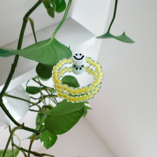Perlenring aus Glasperlen in Neon-Gelb mit Smiley in Weiß