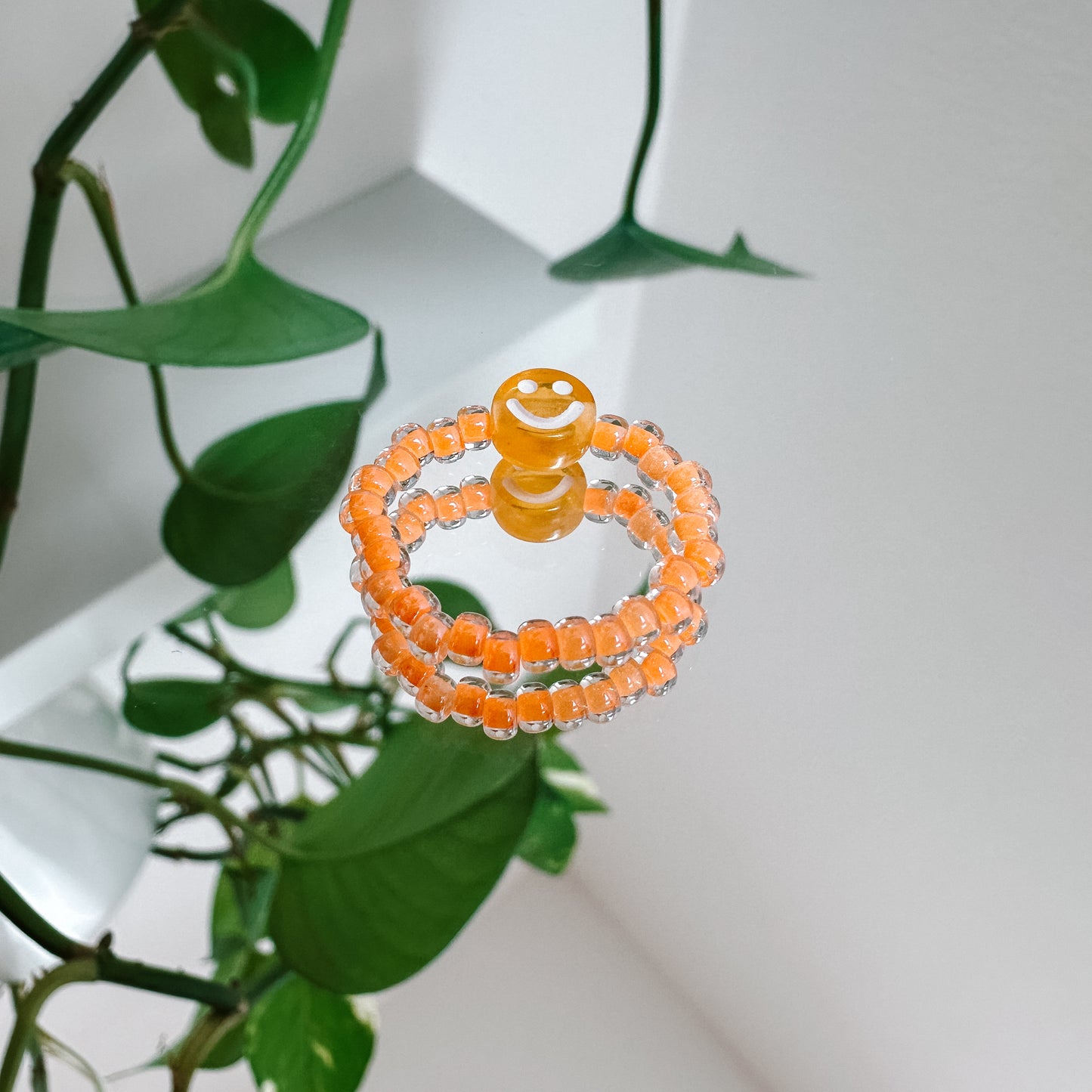 Perlenring aus Glasperlen mit Smiley in Neon-Orange