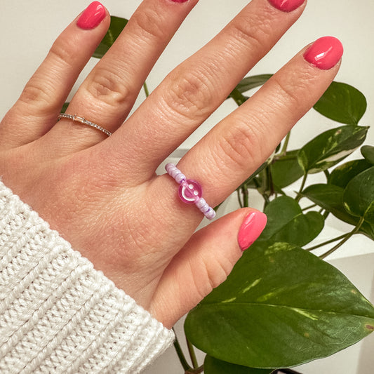 Perlenring aus Glasperlen in Flieder mit Smiley in Lila