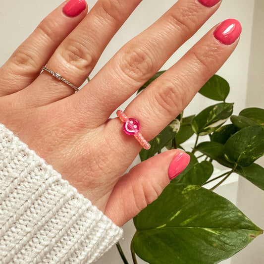 Perlenring aus Glasperlen in Apricot mit Smiley in Pink