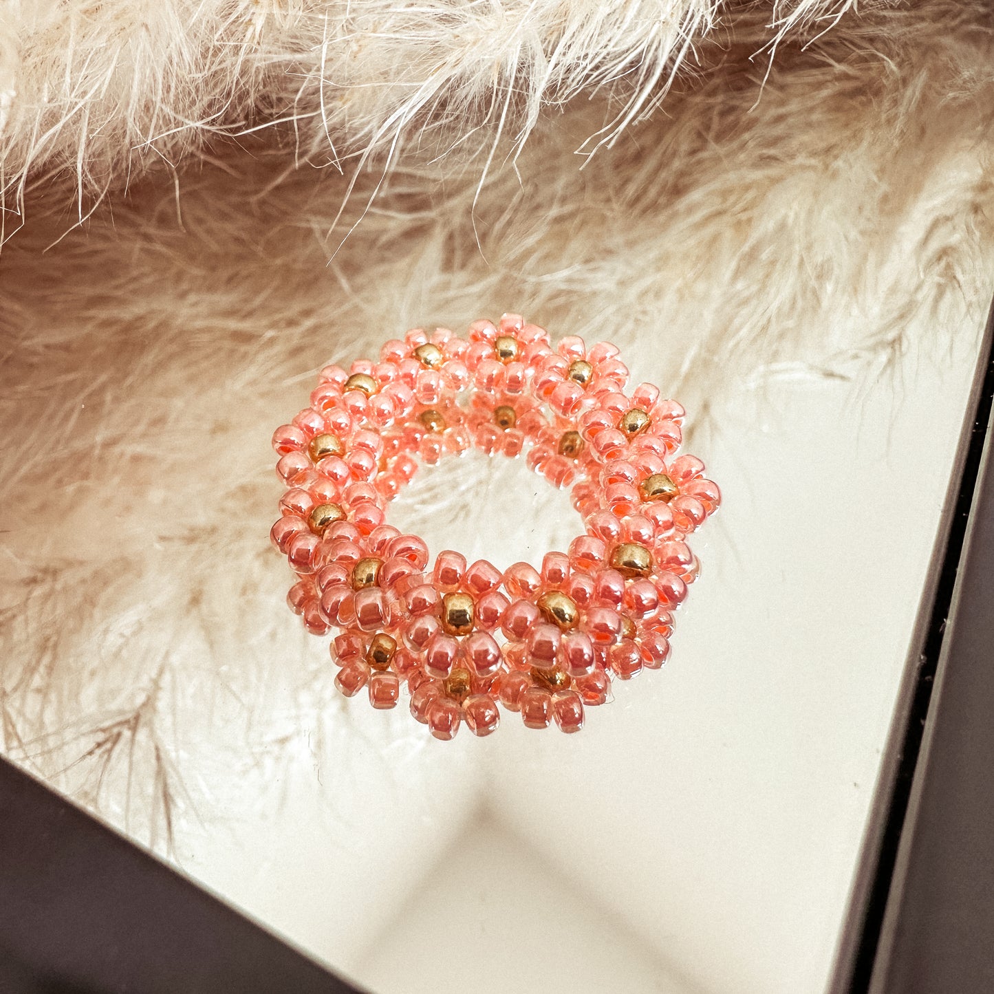 Blumenring "Lilly" aus Glasperlen in Apricot