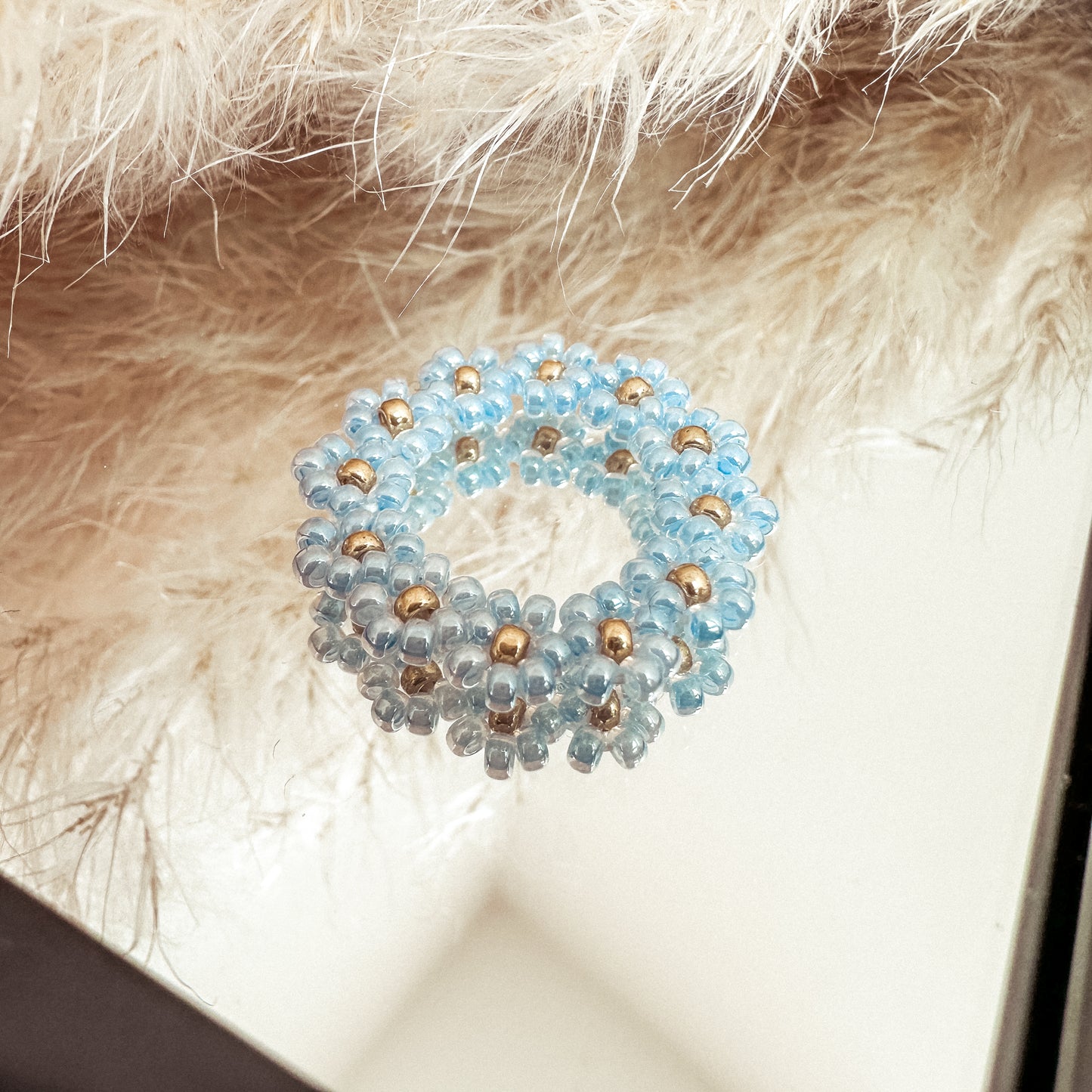 Blumenring "Lilly" aus Glasperlen in Hellblau