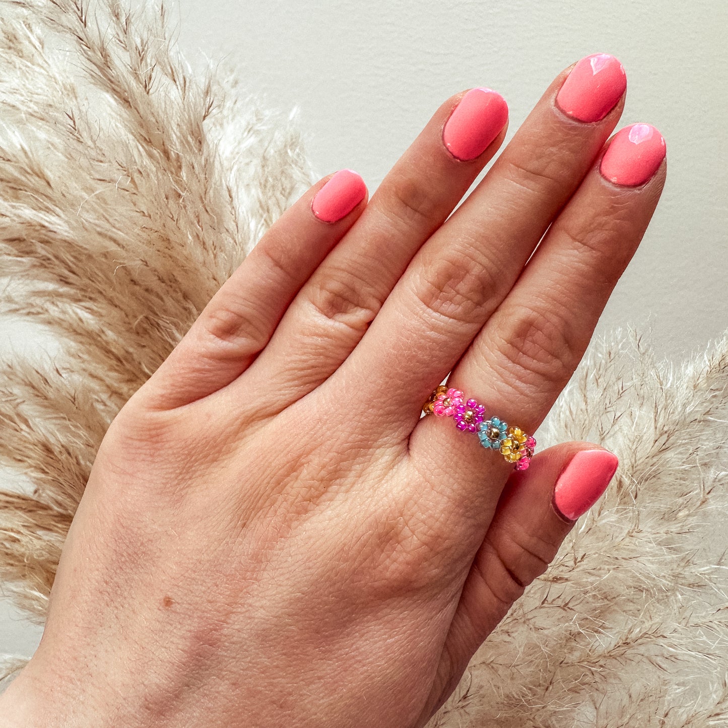 Blumenring "Milly" aus Glasperlen in Pink, Lila, Blau und Gelb