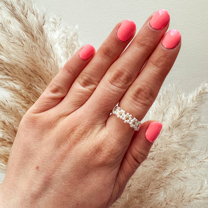 Blumenring "Fiona" aus weißen Glasperlen