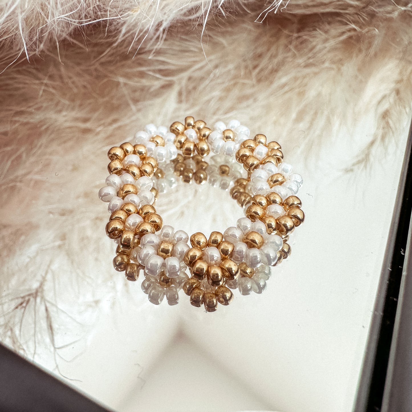Blumenring "Linnea" aus Glasperlen in Gold und Weiß