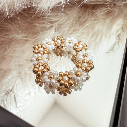 Blumenring "Linnea" aus Glasperlen in Gold und Weiß