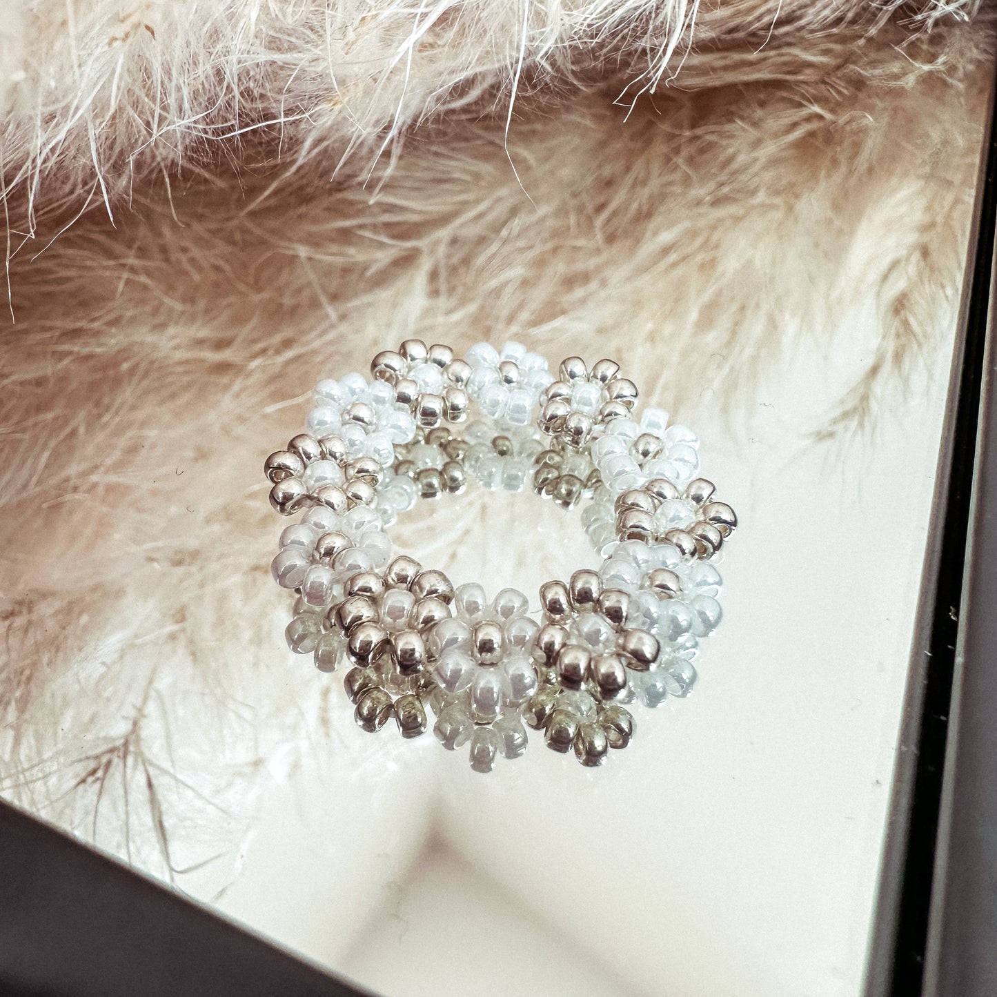 Blumenring "Linnea" aus Glasperlen in Silber und Weiß