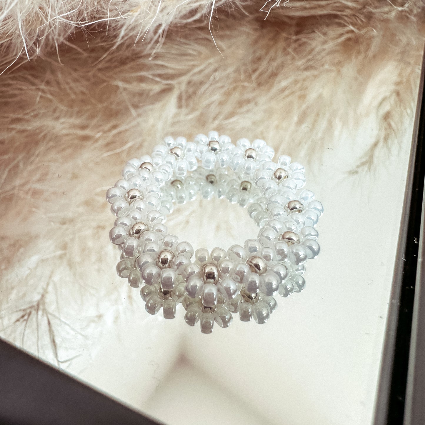 Blumenring "Lilly" aus Glasperlen in Weiß-Silber
