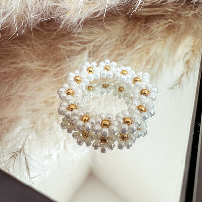 Blumenring "Fiona" aus weißen Glasperlen