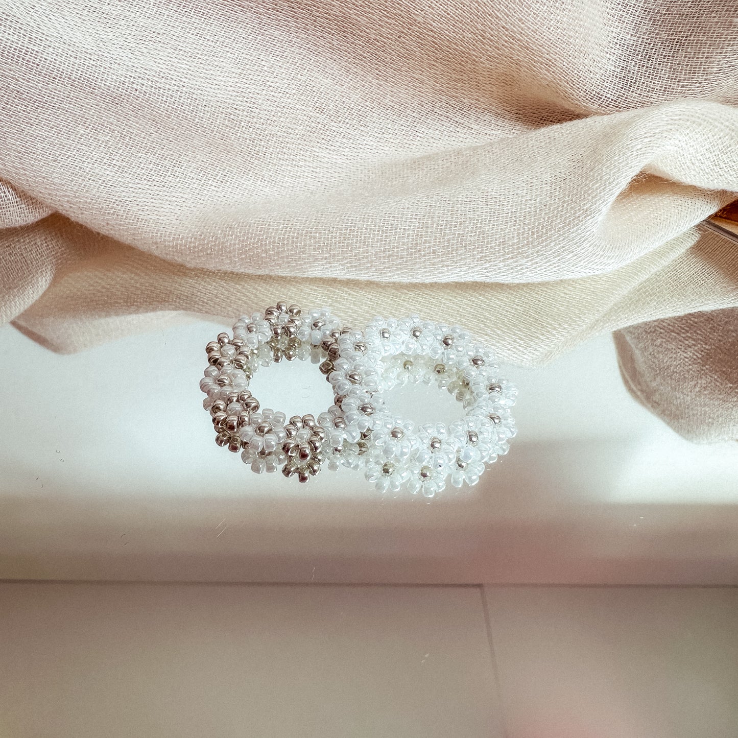Blumenring aus Glasperlen SILVER WHITE