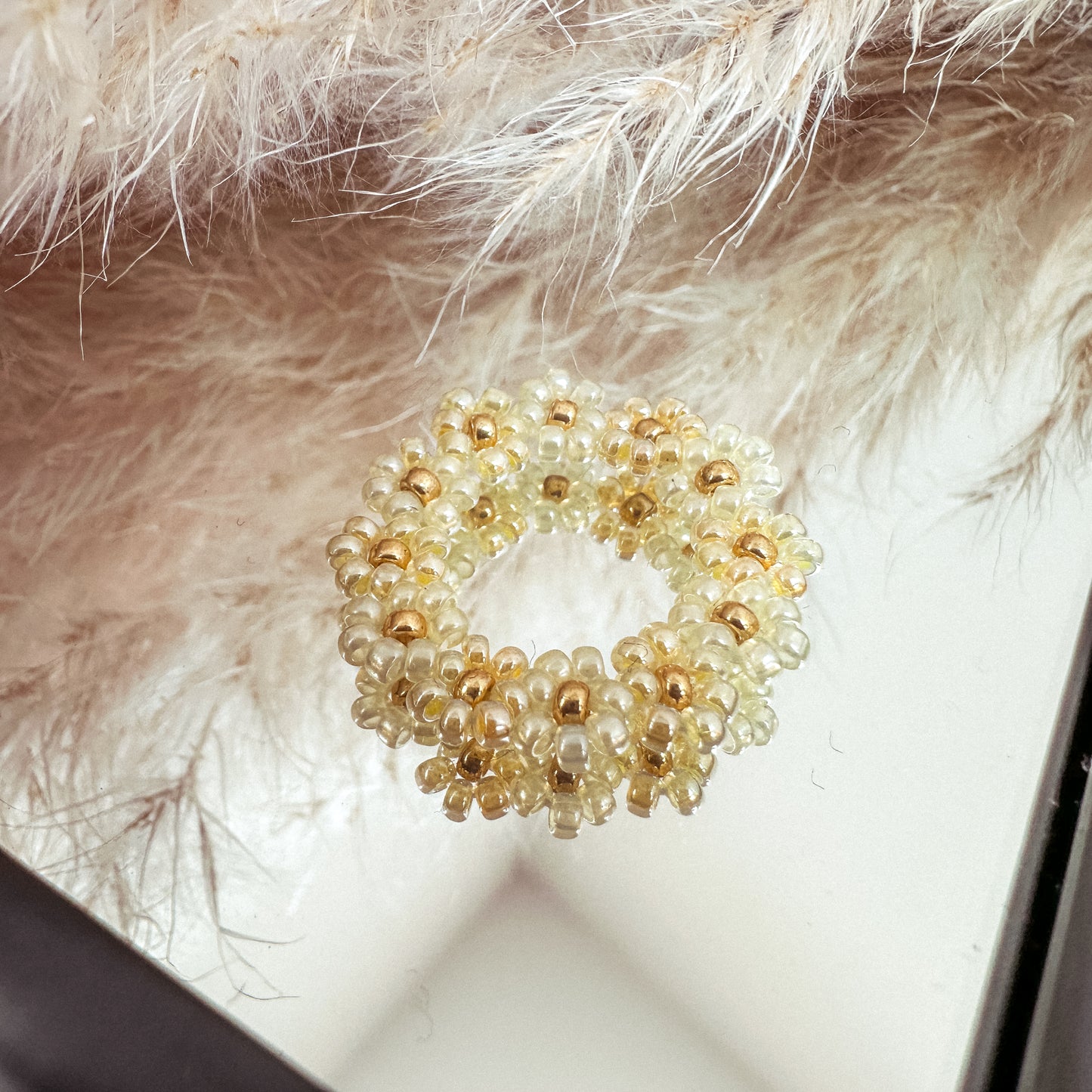 Blumenring "Lynn" aus Glasperlen in Gelb