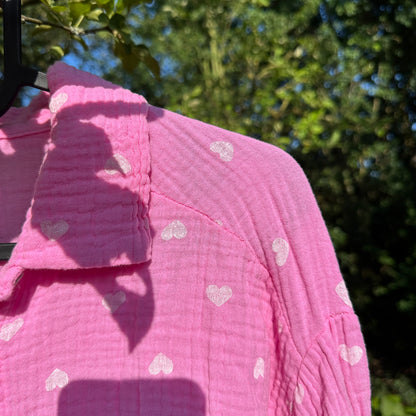 Oversize Musselinbluse "Nora" in Pink mit Herzen – One Size