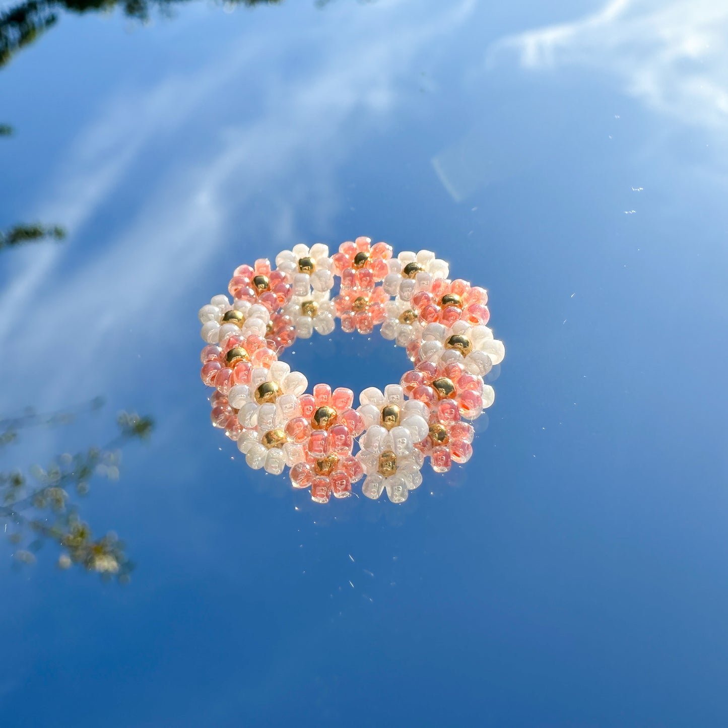 Blumenring "Linnea" aus bunten und weißen Glasperlen