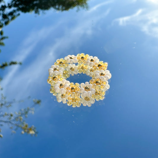 Blumenring "Linnea" aus Glasperlen in Hellgelb und Weiß