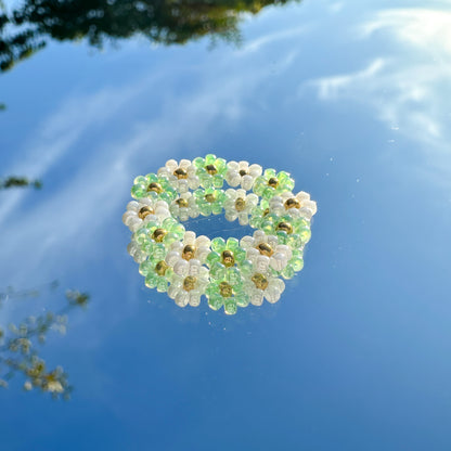 Blumenring "Linnea" aus bunten und weißen Glasperlen