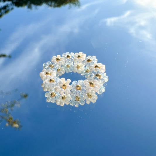 Blumenring "Linnea" aus Glasperlen in Hellblau und Weiß