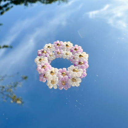 Blumenring "Linnea" aus bunten und weißen Glasperlen