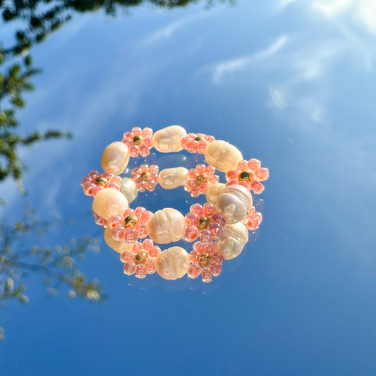 Blumenring "Flora" aus Glasperlen und Süßwasserperlen in Apricot