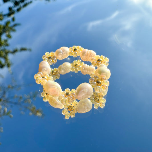 Blumenring "Flora" aus Glasperlen und Süßwasserperlen in Butter Yellow