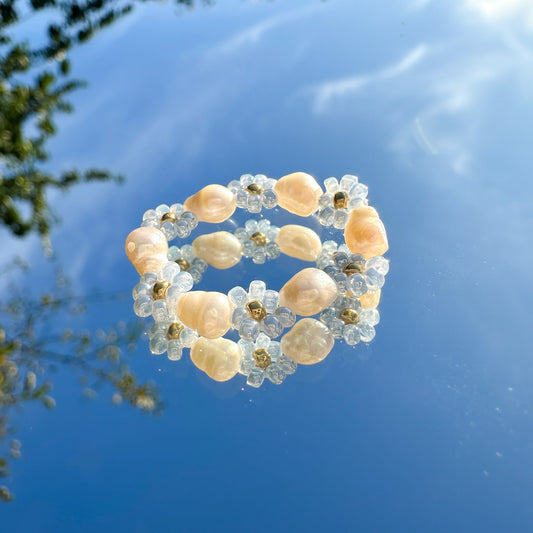 Blumenring "Flora" aus Glasperlen und Süßwasserperlen in Hellblau