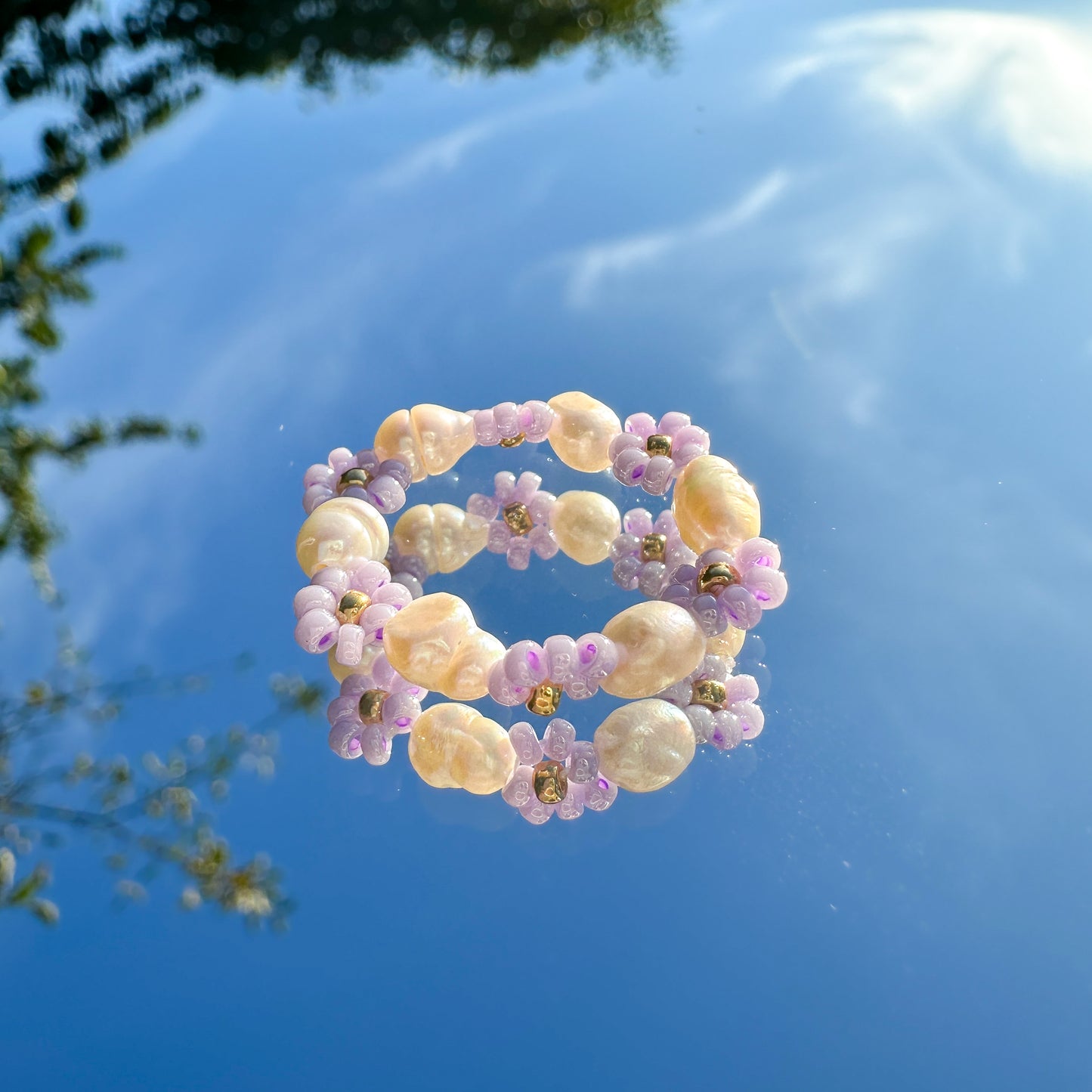 Blumenring "Flora" aus Glasperlen und Süßwasserperlen in Flieder
