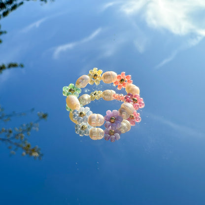 Blumenring "Aurora Pearl" aus Glasperlen und Süßwasserperlen - Pastell-Regenbogen