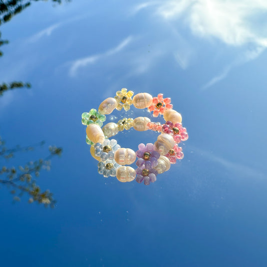 Blumenring "Aurora Pearl" aus Glasperlen und Süßwasserperlen - Pastell-Regenbogen
