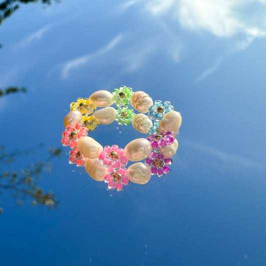 Blumenring "Aurora Pearl" aus Glasperlen und Süßwasserperlen - Regenbogen