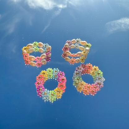 Blumenring "Aurora Pearl" aus Glasperlen und Süßwasserperlen - Regenbogen
