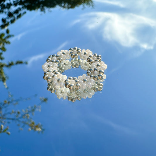 Blumenring "Linnea" aus Glasperlen in Silber und Weiß