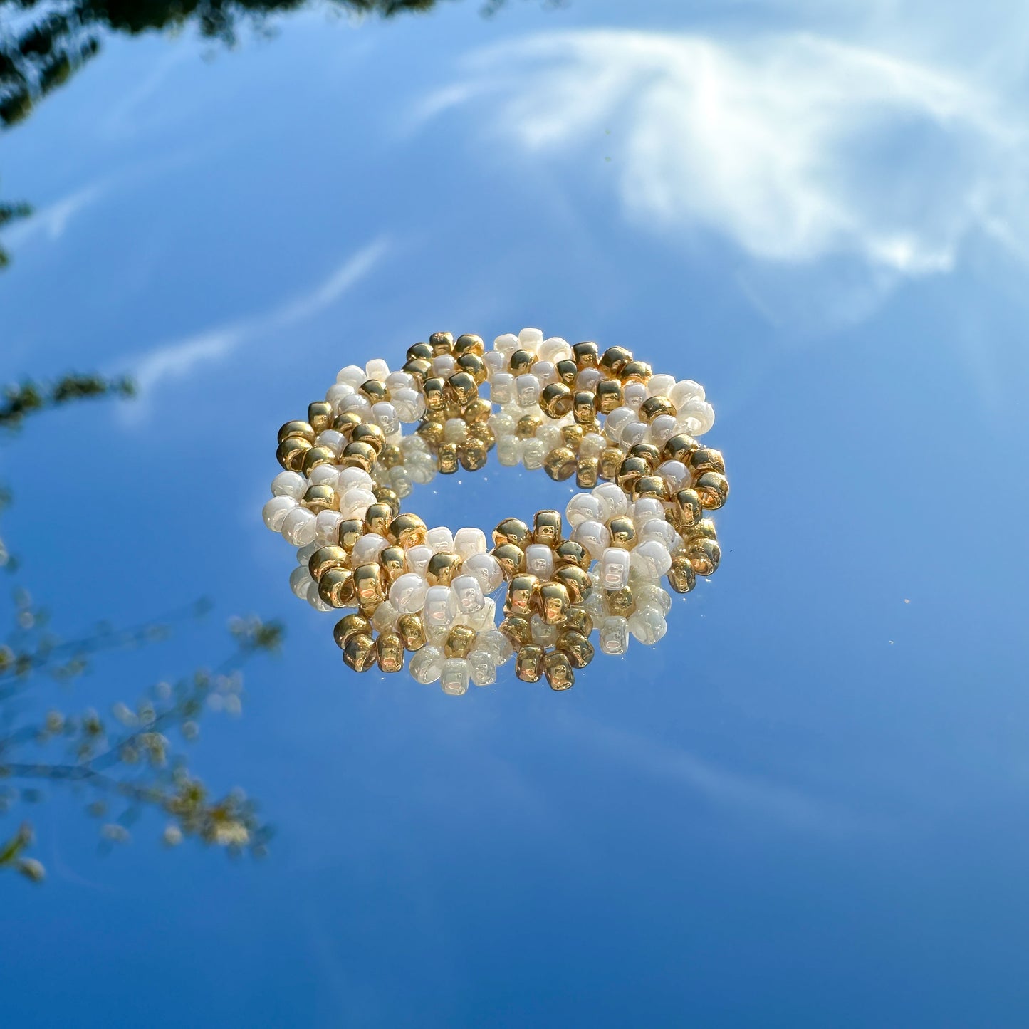 Blumenring "Linnea" aus bunten und weißen Glasperlen
