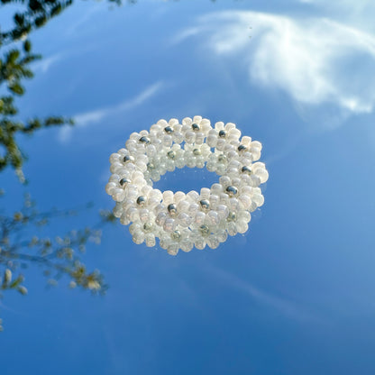 Blumenring "Lilly" aus Glasperlen in Weiß-Silber