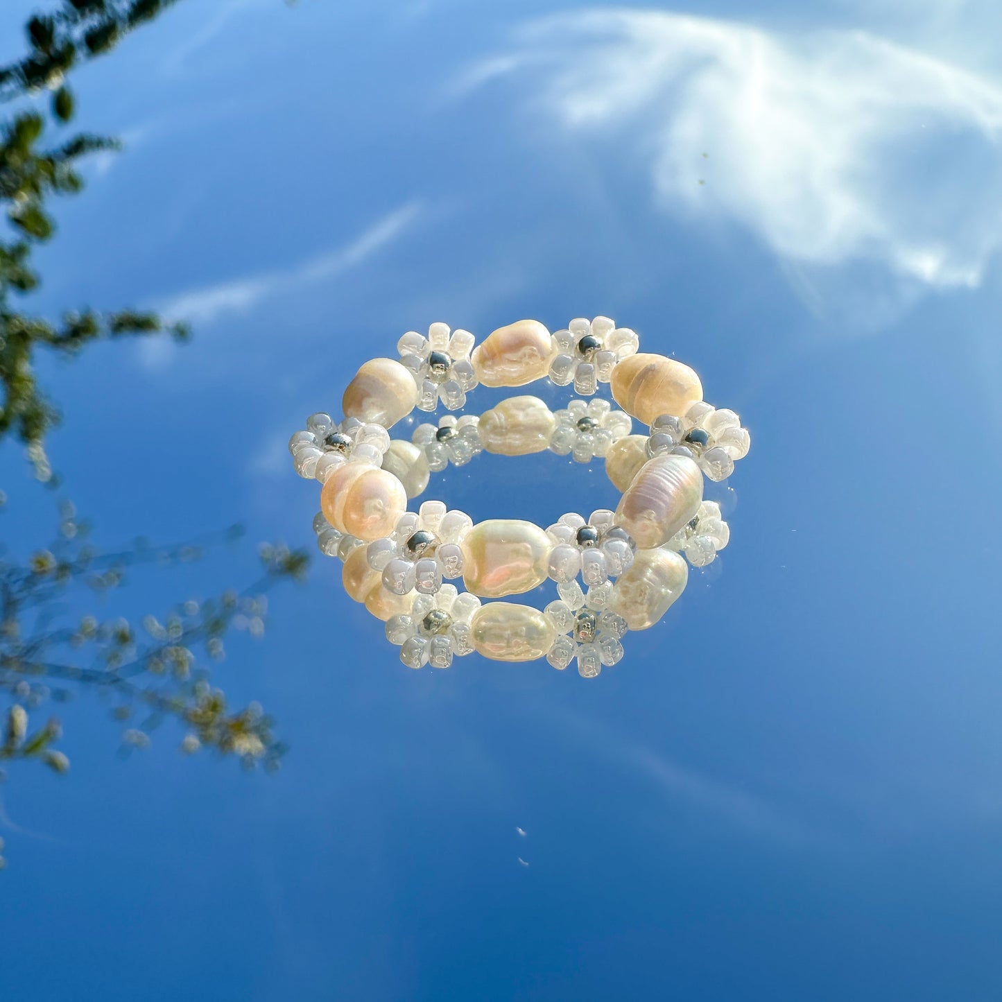 Blumenring "Flora" aus Glasperlen und Süßwasserperlen in Weiß und Silber