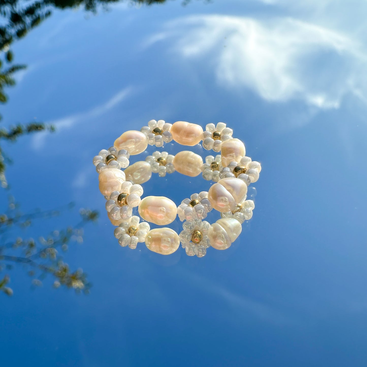 Blumenring "Flora" aus Glasperlen und Süßwasserperlen in Weiß und Gold