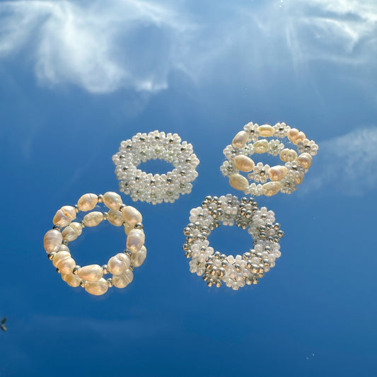 Blumenring "Flora" aus Glasperlen und Süßwasserperlen in Weiß-Silber