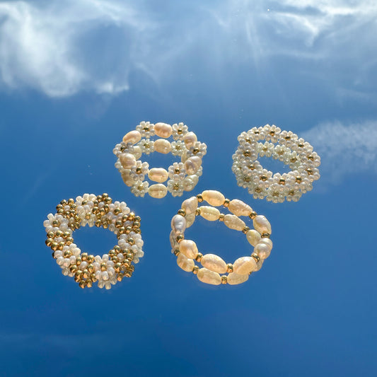 Blumenring "Flora" aus Glasperlen und Süßwasserperlen in Weiß-Gold